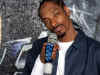 Snoop Dogg With The BOSS DOGG Mic1.jpg (85358 bytes)